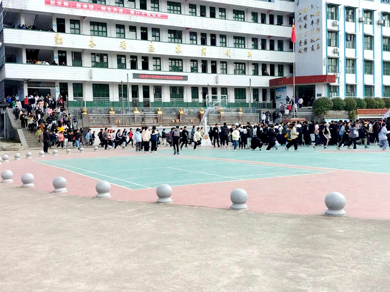 马路镇中学举行师生应急疏散和消防演练